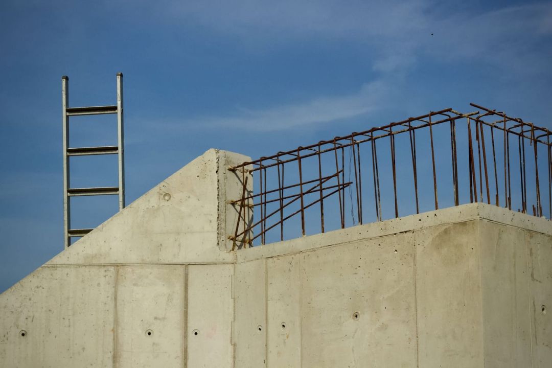 Betonwand mit Anschlussbewehrung auf einer Rohbaustelle