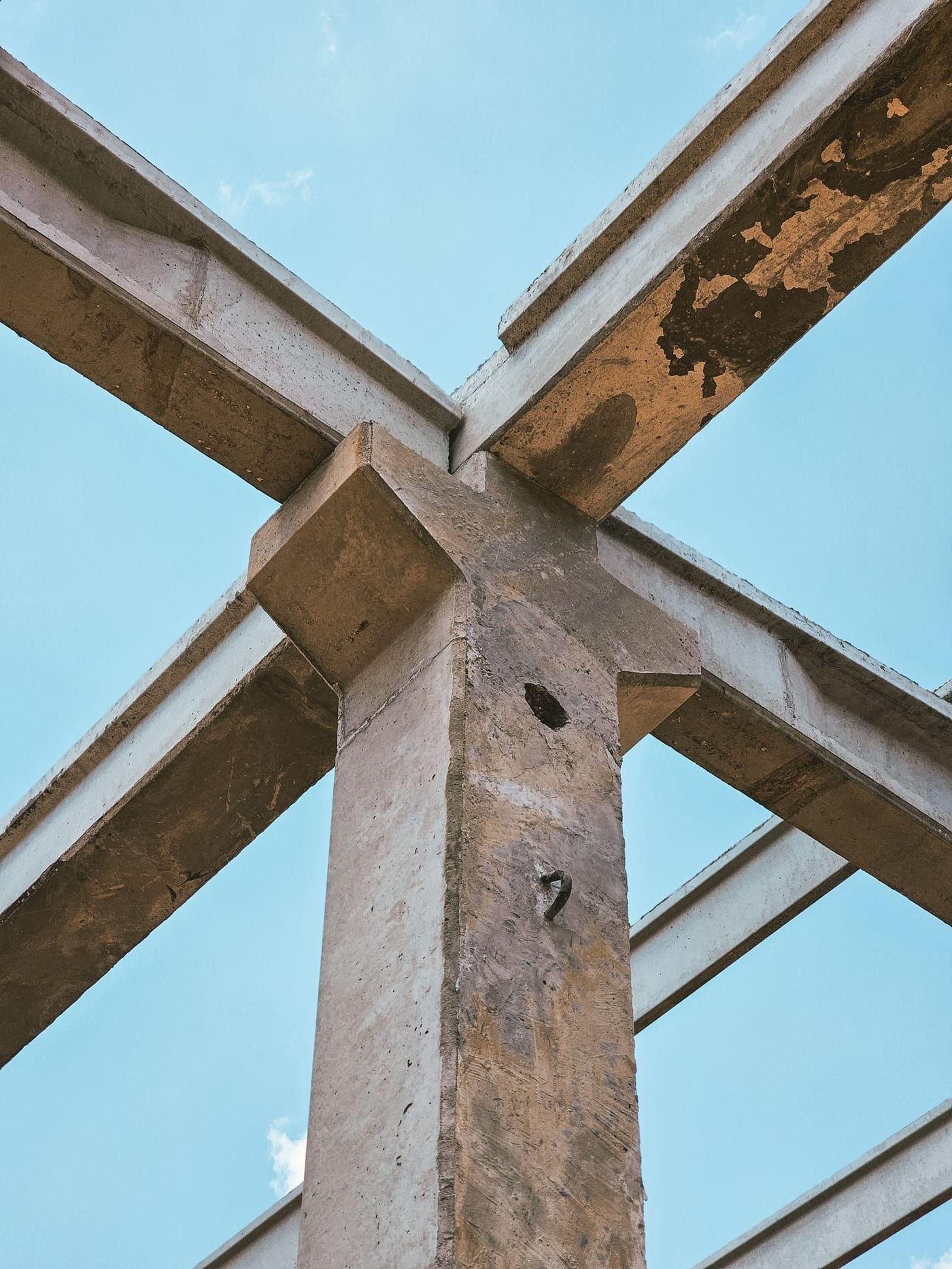 Betonträger und Stütze im Anschlusspunkt vor blauem Himmel