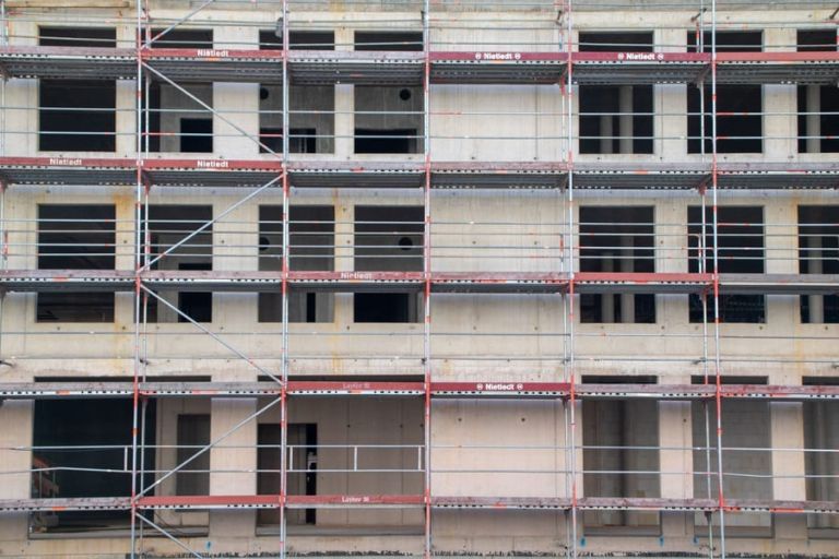 Eingerüsteter Rohbau kurz vor der Übergabe an das nächste Gewerk