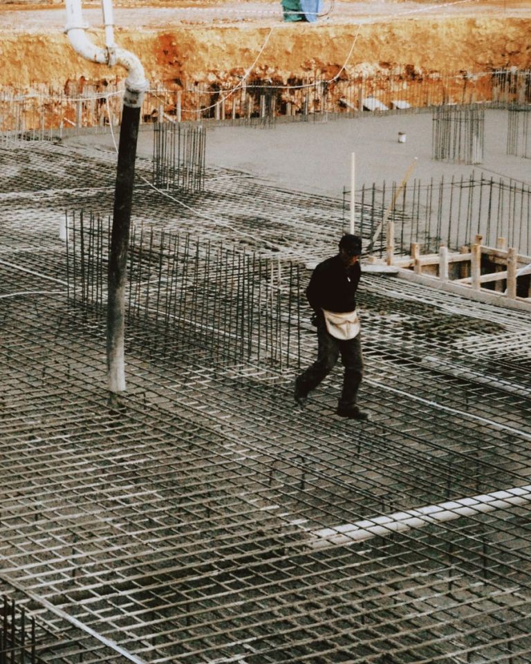 Bewehrungsmatten auf einer Bodenplatte kurz vor der Betonage