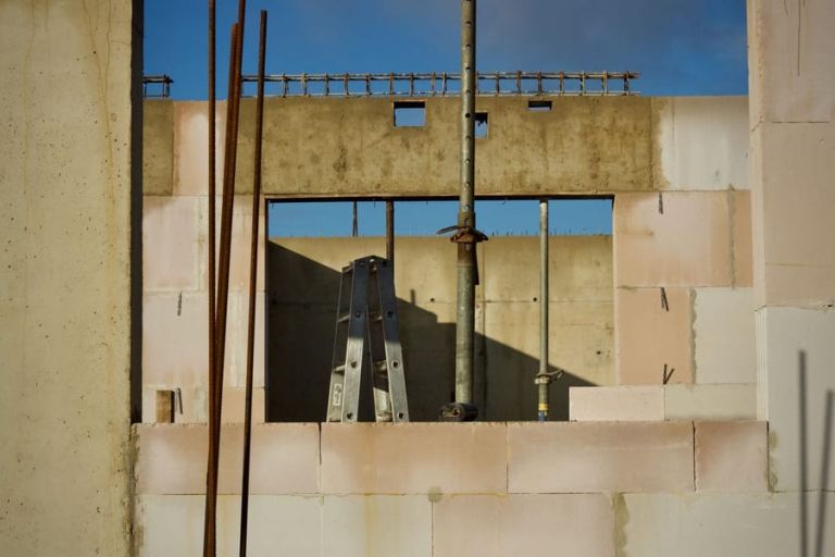 Gemauerte Wand mit Fensteröffnung und Deckenstütze